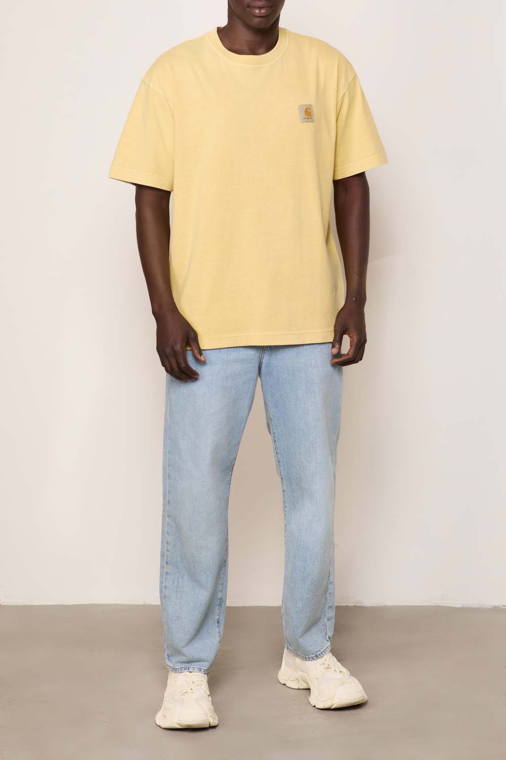 תמונת כל הלוק של חולצת טי